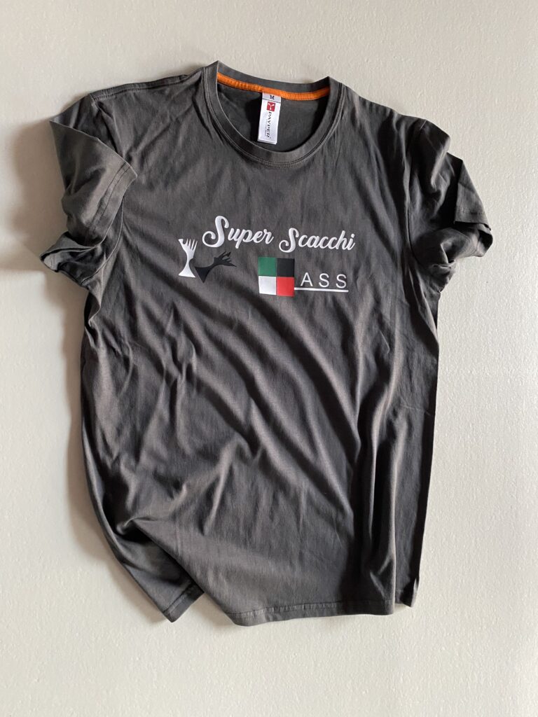 Vista Laterale Di Un Uomo in Maglietta Grigio Scuro E Denim Immagine